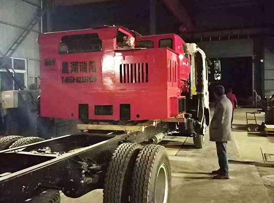 礦用防爆柴油機鋼輪普軌機車（chē）裝車發貨中