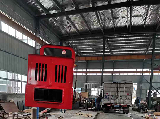 礦用防爆柴油（yóu）機鋼輪普軌機車裝車發貨中