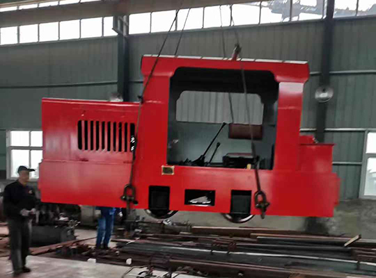 礦（kuàng）用防爆柴油（yóu）機鋼輪普軌機車（chē）裝（zhuāng）車發貨中