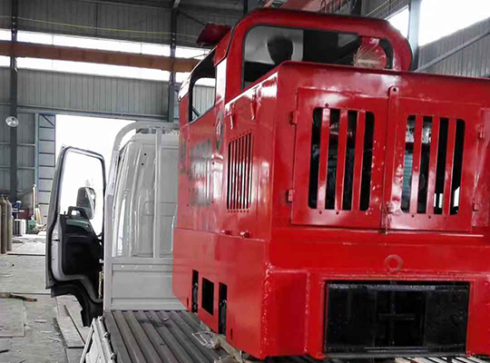礦用防爆柴油機鋼（gāng）輪普軌機車裝（zhuāng）車（chē）發貨中